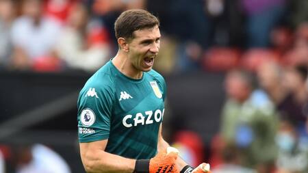 Dibu Martínez en la victoria del Aston Villa ante el Manchester United en Premier League, AGENCIA EFE