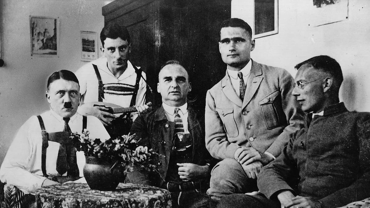 Los principales golpistas encerrados en la prisión de Landsberg en 1924. De izquierda a derecha: Adolf Hitler, Emil Maurice, Hermann Kriebel, Rudolf Hess y Friedrich Weber.