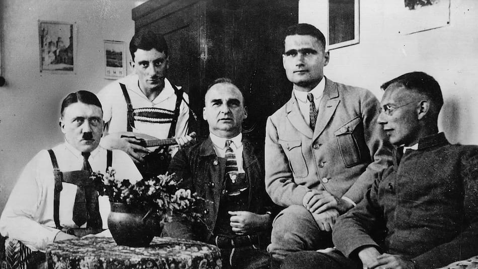 Los principales golpistas encerrados en la prisión de Landsberg en 1924. De izquierda a derecha: Adolf Hitler, Emil Maurice, Hermann Kriebel, Rudolf Hess y Friedrich Weber.