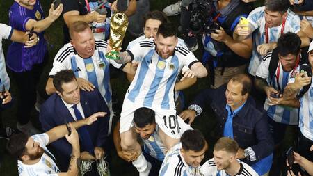 Lionel Messi y Sergio Agüero en la final del Mundial de Qatar. Foto: REUTERS.