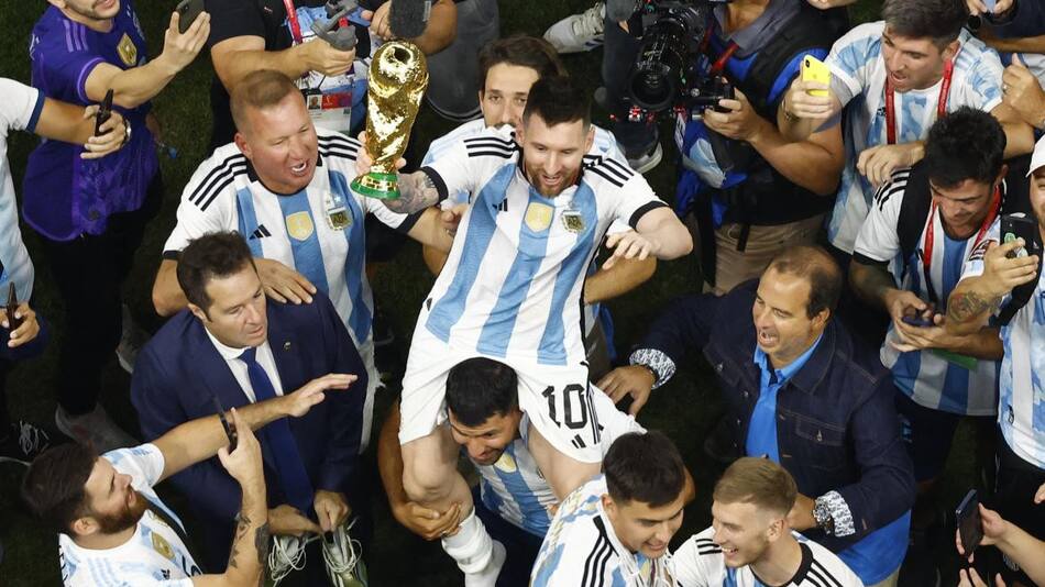 Lionel Messi y Sergio Agüero en la final del Mundial de Qatar. Foto: REUTERS.