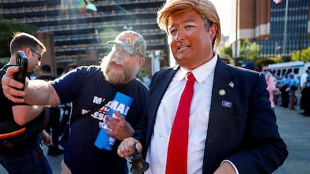 Un imitador del candidato presidencial republicano Donald Trump posa para fotografías cerca del Centro Nacional de la Constitución, antes del debate. Foto: Reuters