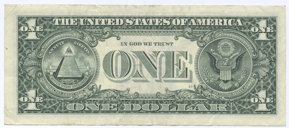 El reverso de un dólar convencional.