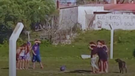 Minuto de silencio por un perrito fallecido antes de un partido de fútbol de niños. Foto: Captura de video.
