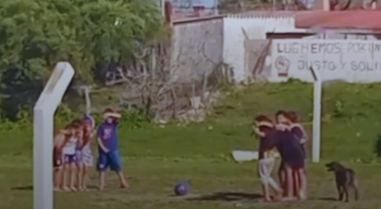 Minuto de silencio por un perrito fallecido antes de un partido de fútbol de niños. Foto: Captura de video.