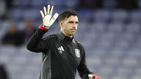 El Dibu Martínez tiene un pie afuera del Aston Villa. Foto: Reuters