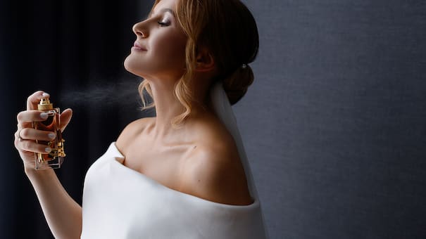 Aromas recomendados por expertos: los 10 perfumes para mujeres elegantes que son tendencia en 2025