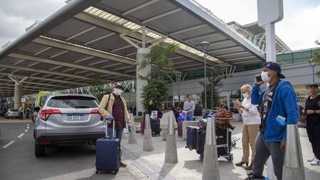 Argentinos y extranjeros en aeropuerto, pandemia de coronavirus, NA
