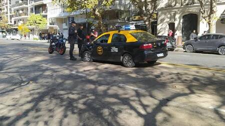 El taxi que embistió a las tres chicas y luego chocó con otros dos autos en Palermo. Foto: Twitter.