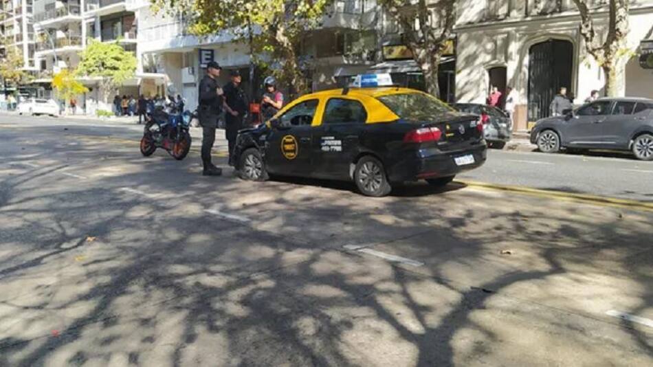 El taxi que embistió a las tres chicas y luego chocó con otros dos autos en Palermo. Foto: Twitter.