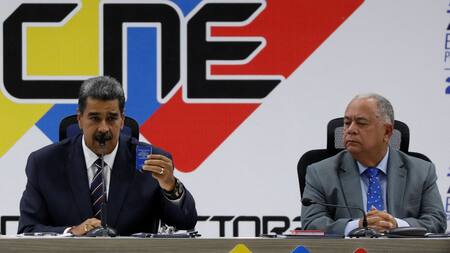 Nicolás Maduro y Elvis Amoroso, presidente del CNE de Venezuela. Foto: Reuters.