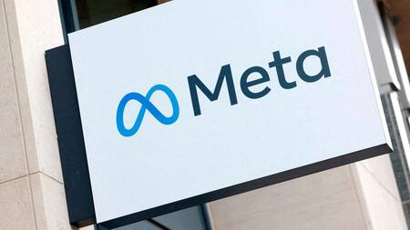 La empresa que agrupa a las mayores redes sociales multada por "transferencia de datos". Foto: Reuters.