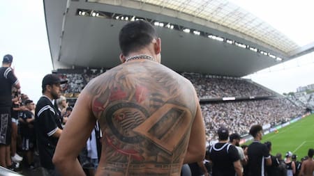 Fanático de Corinthians con tatuaje del Neo Química Arena. Foto: X @Corinthians.