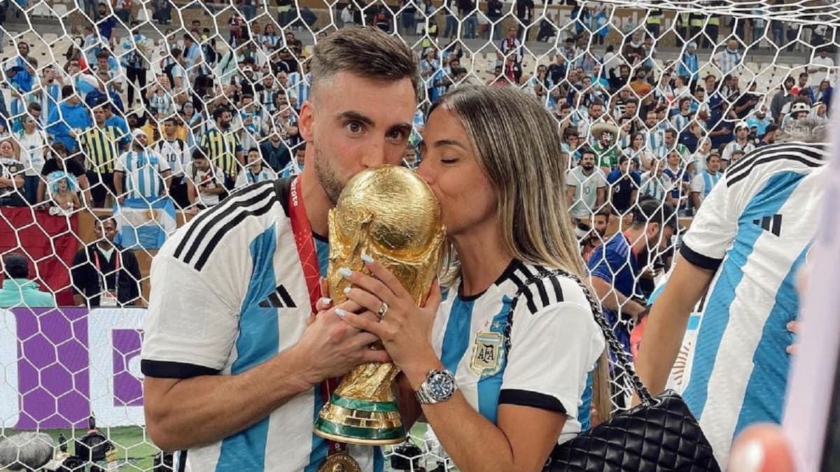 Nicolás Tagliafico y Carolina Calvagni con la Copa del Mundo. Foto: Instagram @carocalvagni.