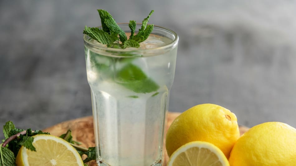 Agua con limón. Foto: Unsplash