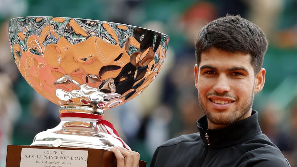Carlos Alcaraz alza el trofeo del ATP Master 1000 de Montecarlo. Foto: EFE/Sebastien Nogier.