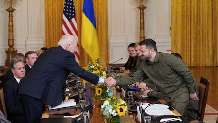 Biden le aseguró a Zelenski que su Gobierno le suministrará misiles ATACMS. Foto: Reuters.