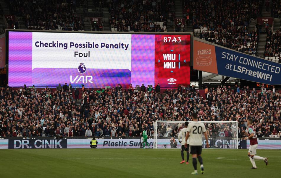 El VAR podría ser reemplazado en el fútbol. Foto: Reuters.