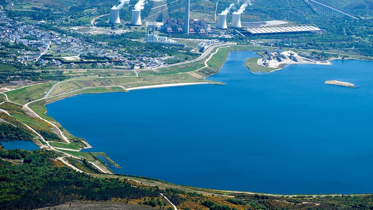 El lago artificial que tardó cuatro años en llenarse de agua: está en España y lo construyeron sobre los restos de una mina de carbón