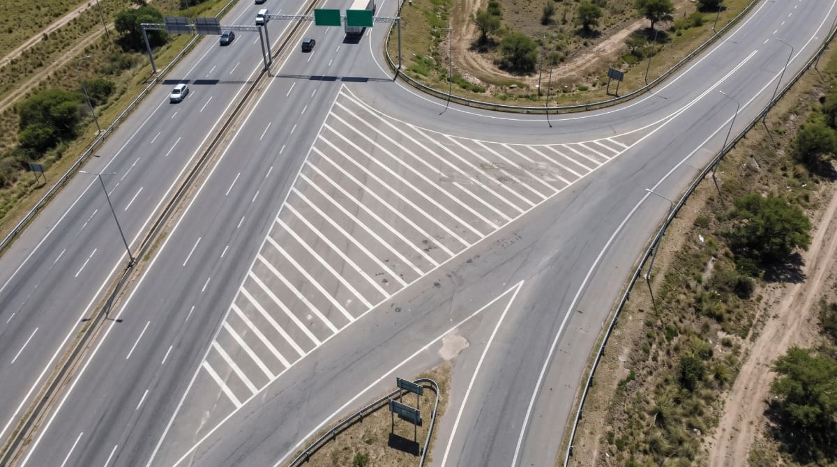 La reglamentación argentina establece expresamente que no se pueden atravesar ni utilizar para circular bajo ninguna circunstancia prevista en la señalización H.8.