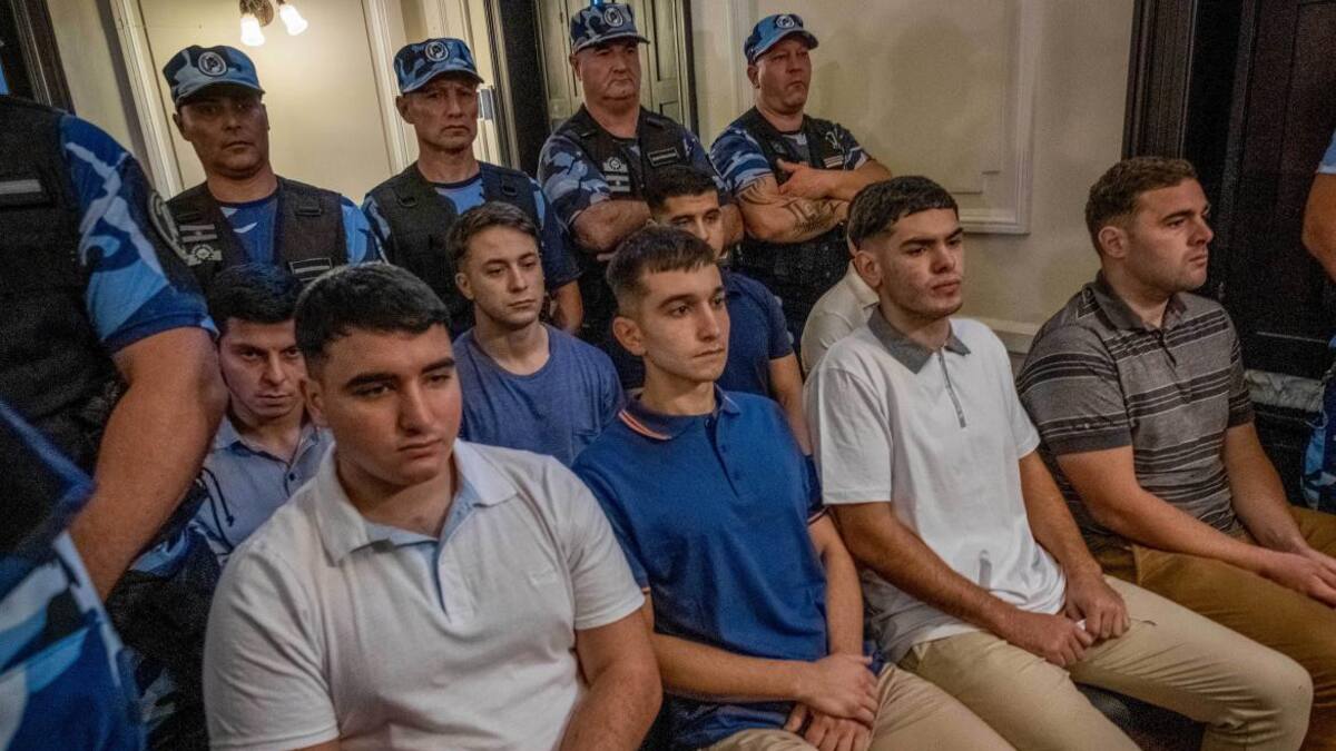 Los rugbiers sin barbijo. Foto: Télam.