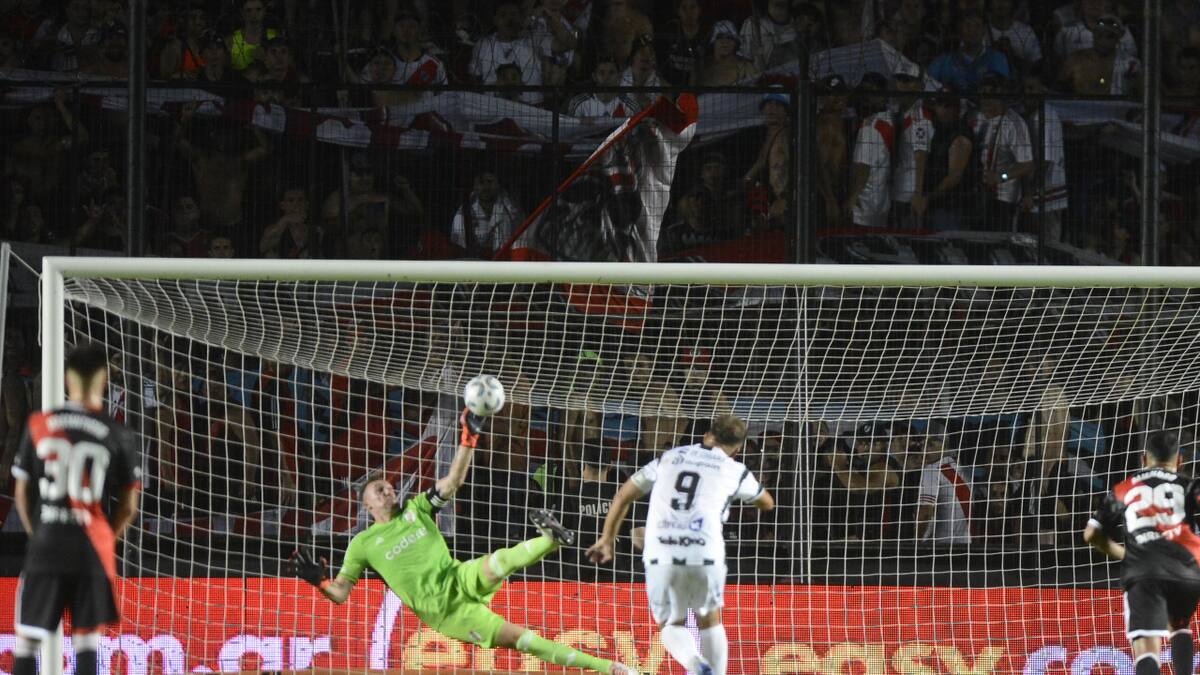 El penal atajado por Armani. Foto: Télam