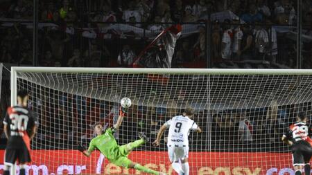 El penal atajado por Armani. Foto: Télam