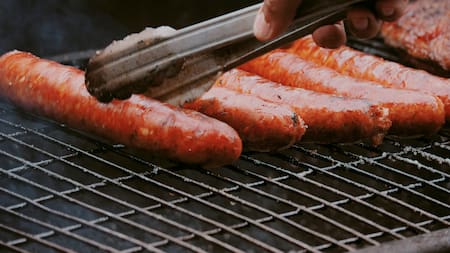 Un infaltable de la parrilla: las diferencias entre el chorizo artesanal y el industrial