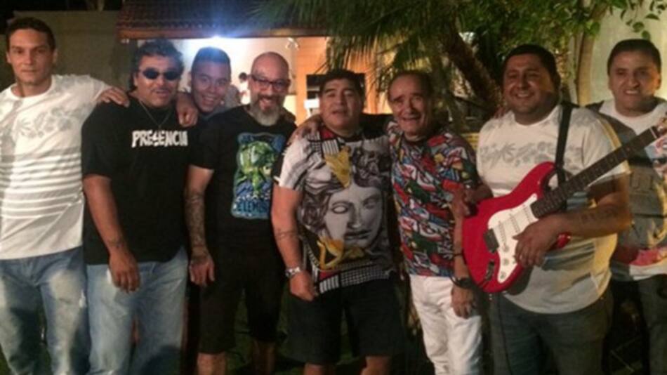 Maradona festejó la Navidad a puro baile (Twitter)