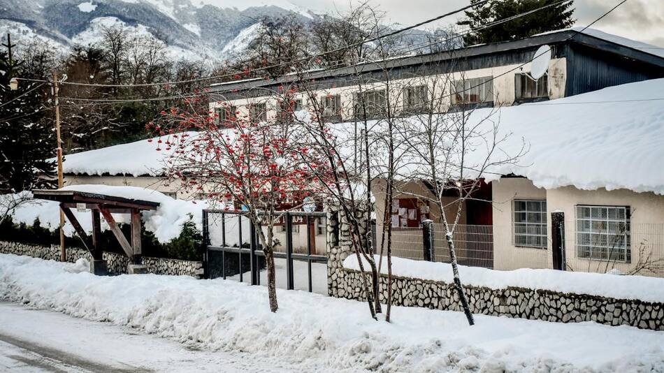 Villa La Angostura aislada, sin luz y sin agua