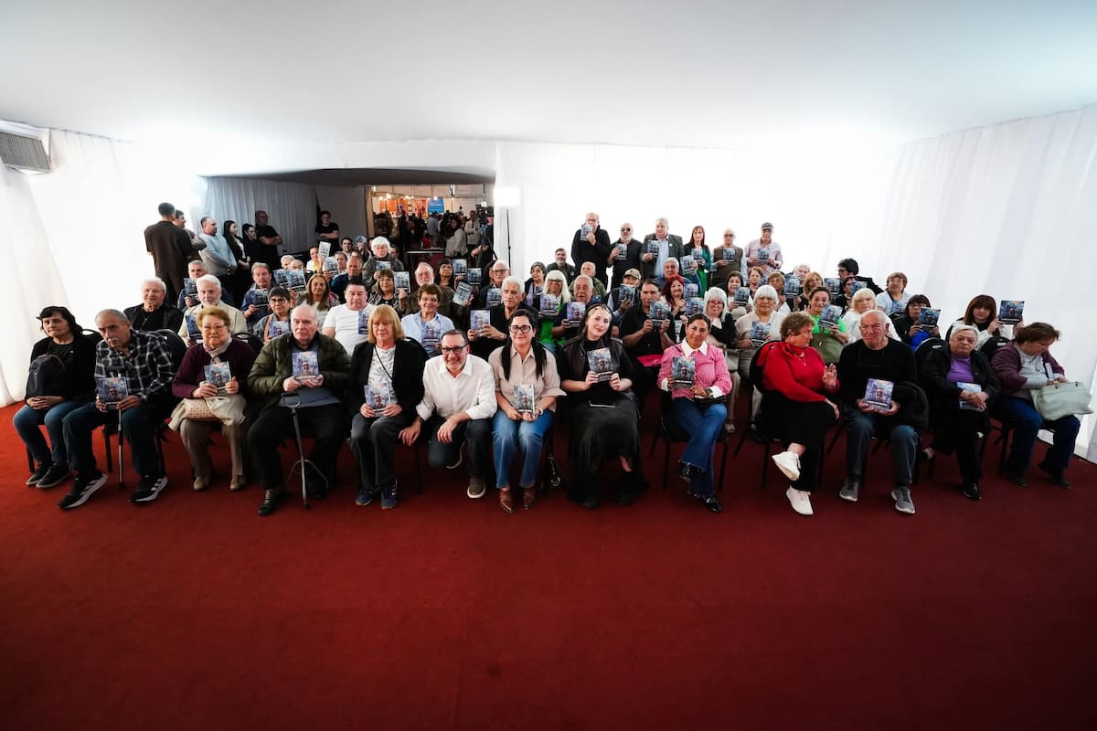 El diputado provincial presentó un adelanto editorial de su libro. La obra recorre sus primeros pasos en la militancia y su trayectoria política. El lanzamiento oficial está previsto para noviembre.
