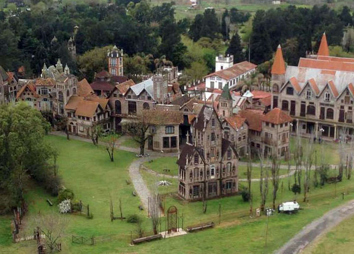 Vista panorámica de Campanópolis con castillos, torres medievales y construcciones de piedra en González Catán.