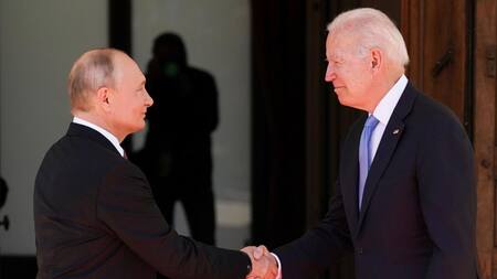 Joe Biden y Vladimir Putin. Foto: REUTERS