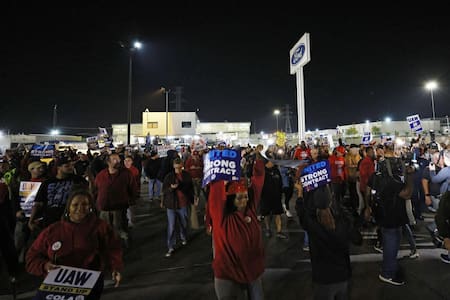 Huelga histórica por parte del sindicato automotriz de Estados Unidos. Foto: EFE.