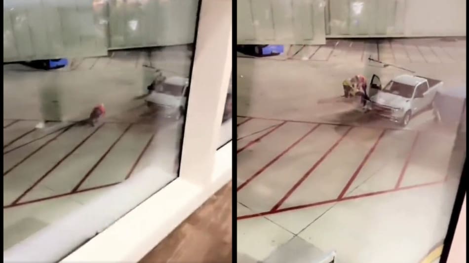 Agentes retuvieron a un hombre abrió la puerta de emergencia y subió al ala de la aeronave. Foto: Captura de video.