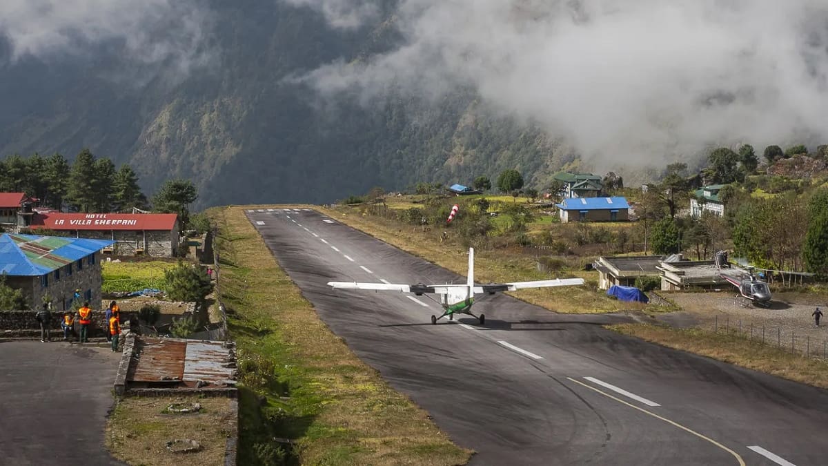 El aeropuerto más peligroso del mundo está entre las montañas del Himalaya.