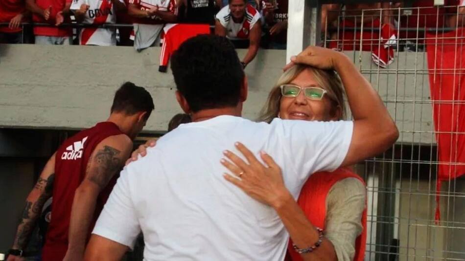 Abrazo de jugadores de River a Sandra Rossi, River Plate, deportes (Foto: Alejandra Sánchez)