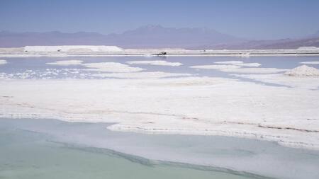 Piscina de salmuera para la producción de litio en el Salar de Atacama. Foto: EFE.