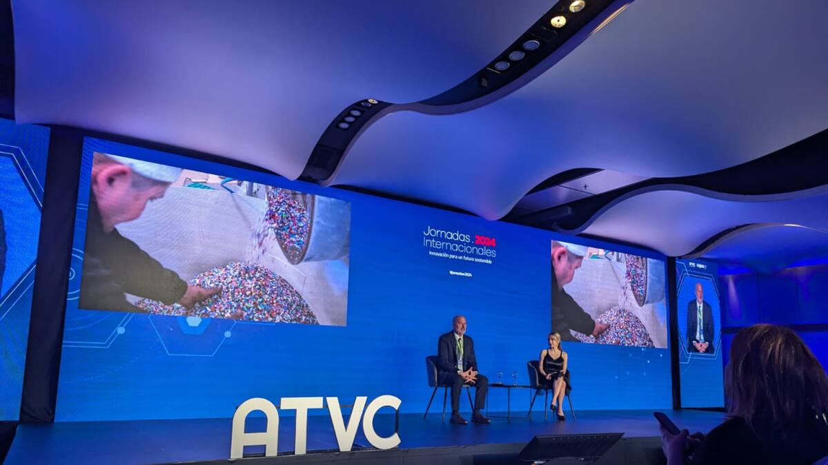 Andrés Repetto presentó la segunda temporada de 26 Planeta Documentales junto a Sofía Raimundez en las Jornadas Internacionales de la ATVC y CAPPSA. Foto: Canal26.com
