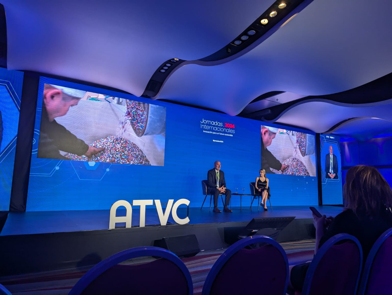 Andrés Repetto presentó la segunda temporada de 26 Planeta Documentales junto a Sofía Raimundez en las Jornadas Internacionales de la ATVC y CAPPSA. Foto: Canal26.com