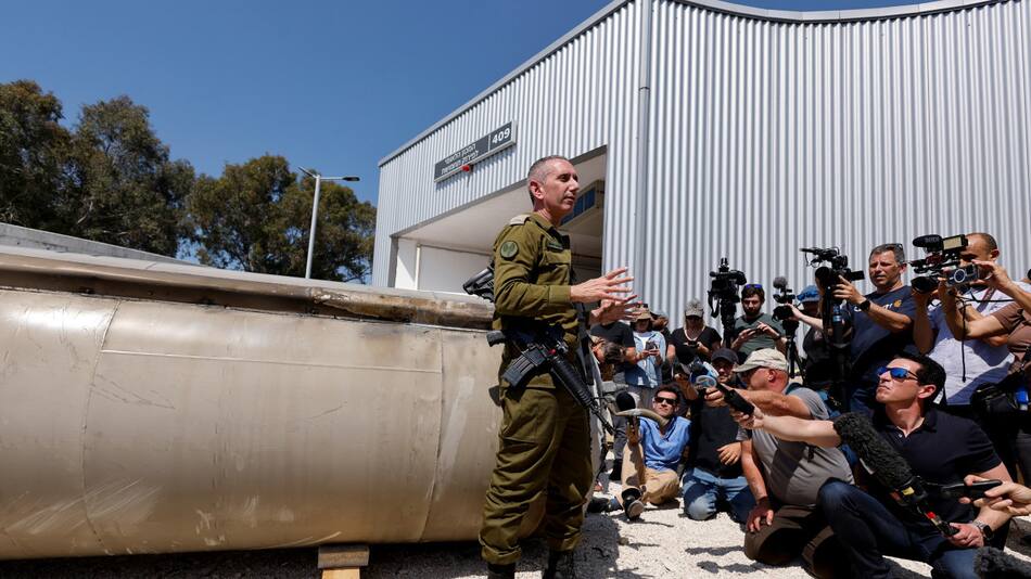 Militares israelíes muestran un misil balístico iraní. Foto: Reuters