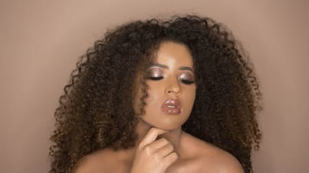 Rulos, cabello. Foto: Unsplash.