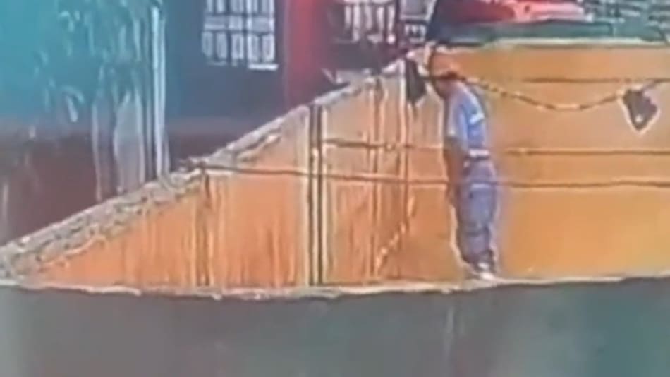 Arrestan a un hombre por orinar en un contenedor de malta. Foto: captura de video