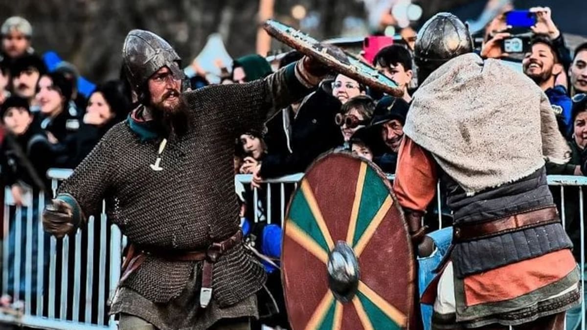 Cientos de personas se reúnen para participar de una recreación histórica medieval.