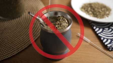 Los conductores deben tener el control total del vehículo y no tomar mate. Foto: Freepik.