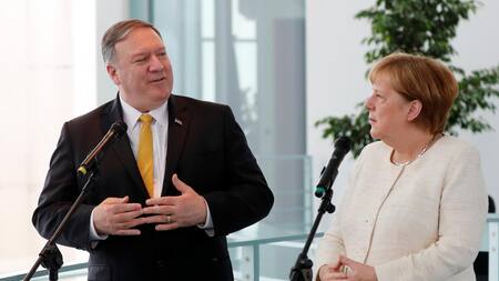 Mike Pompeo junto a la canciller Angela Merkel en Berlín (Reuters)