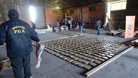 Once narcos detenidos tras operativo anti drogas en intendencia K de Navarro