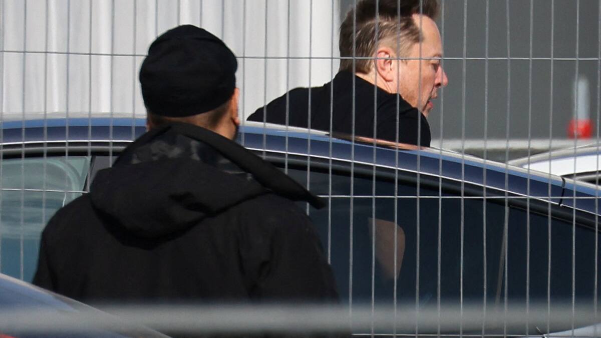 Elon Musk visitó una fábrica de Tesla en Alemania. Foto: Reuters.