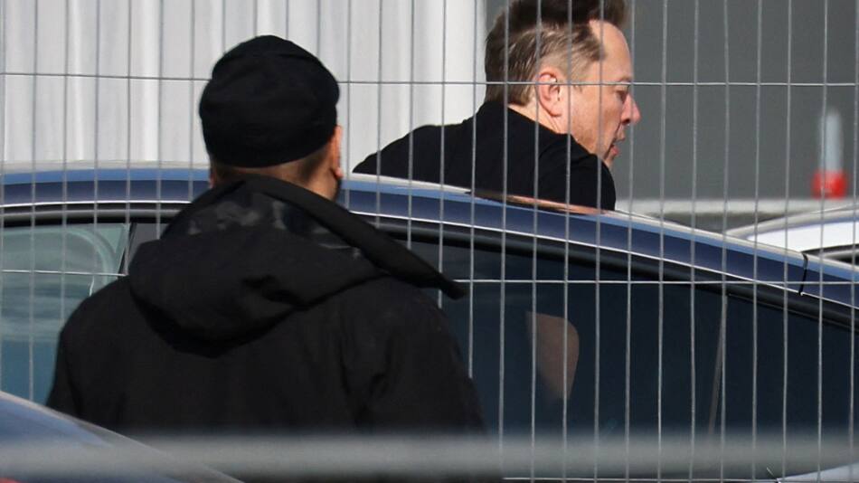Elon Musk visitó una fábrica de Tesla en Alemania. Foto: Reuters.