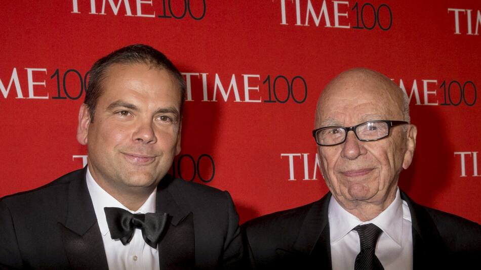 Rupert Murdoch (derecha) y Lachlan Murdoch durante una gala de la revista TIME en 2015. Foto: REUTERS